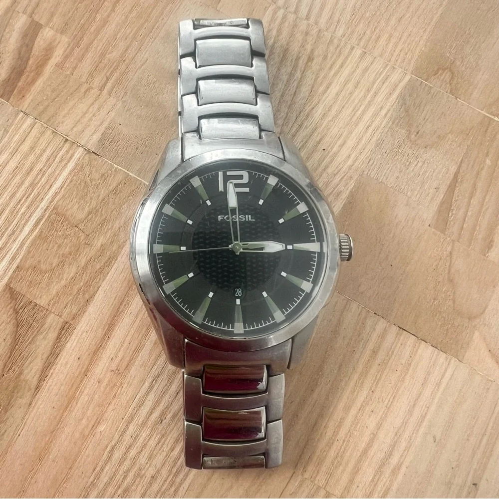 Fossil mens black dial silver tone steel watch NEW BATTERY
